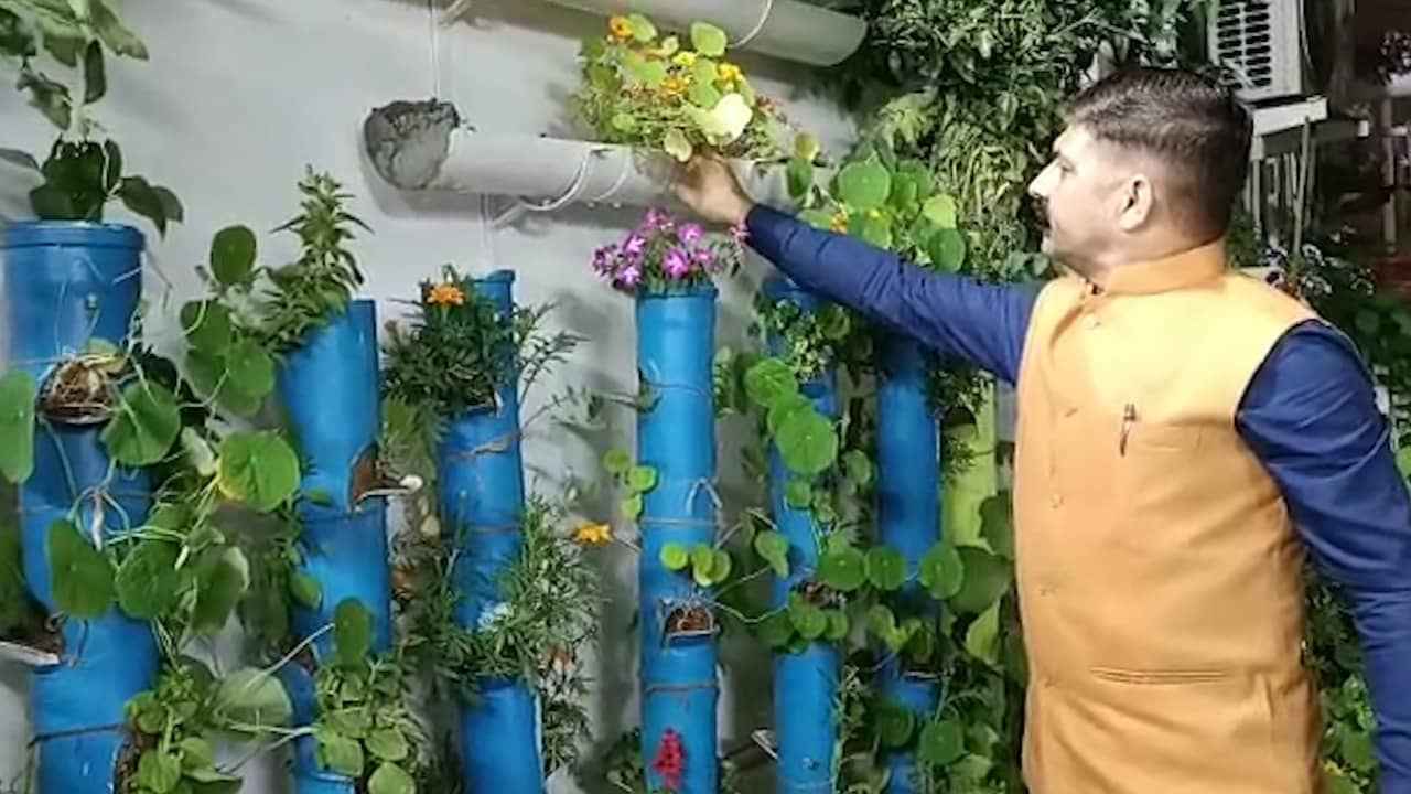 कीचड़-कचड़े के डब्बे में गुल खिला कर चर्चा में आए "ब्लेड मैन"