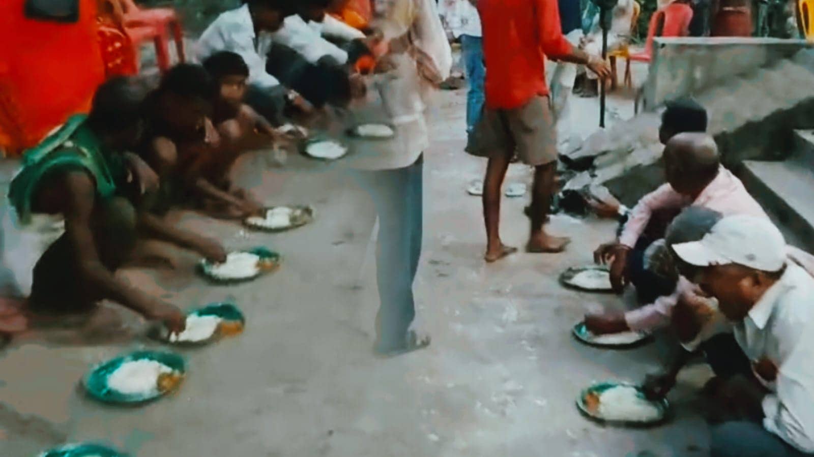 बाढ़ पीड़ितों की थाली तक पहुंची ‘लालू रसोई’: विधायक अनिरुद्ध यादव ने संभाली कमान