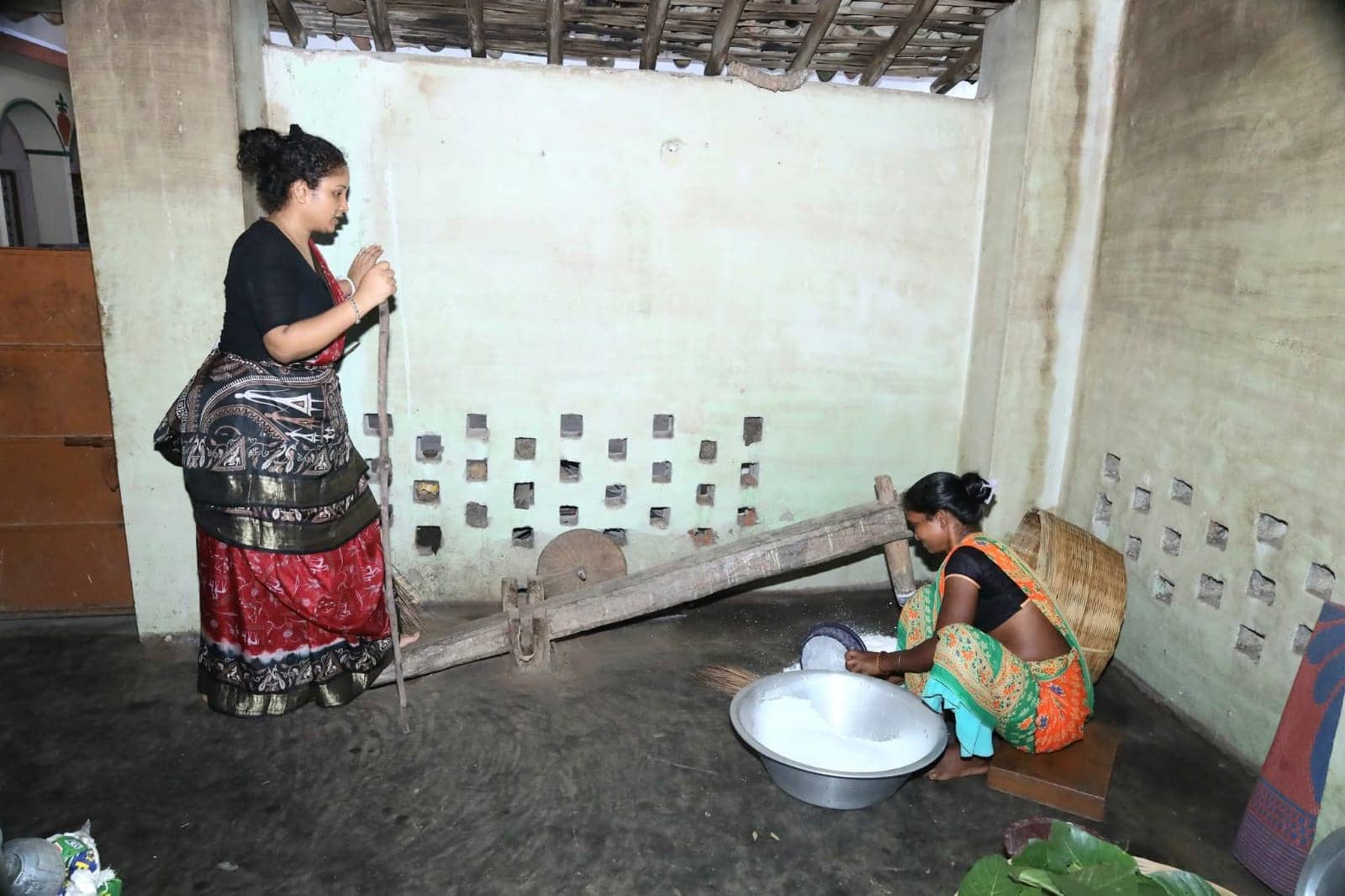 राज्य की सत्ता पर विराजमान होने के बाद भी अपनी परंपरा और ज़मीन से जुड़ाव नहीं भूली हैं कल्पना, ढेंकी चलाती नज़र आयीं गुरुजी की बहू