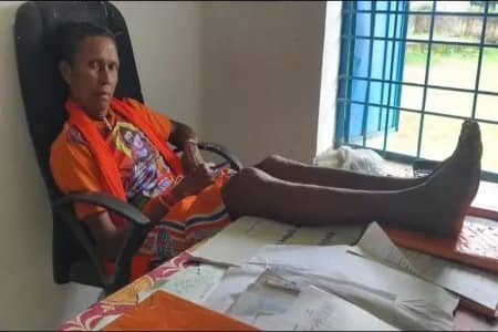 दारू के नशे में लड़खड़ाते हुए हाफ पैंट में स्कूल पहुंचे हेडमास्टर जी, शिक्षा विभाग ने लिया एक्शन तो चली गई कुर्सी