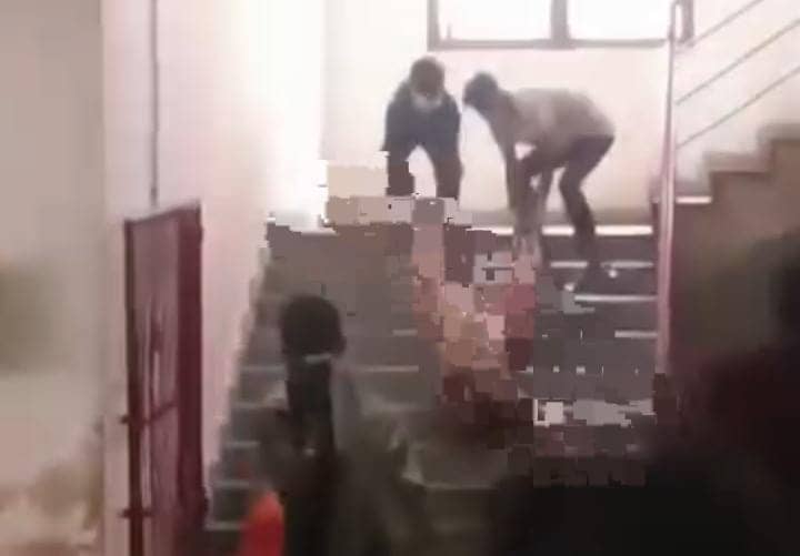 थोड़ी तो शर्म कर लेते ! बेतिया जीएमसीएच में सरेआम शव को घसीटने का वीडियो वायरल,आप भी देखें शर्मशार करनेवाला-VIDEO 