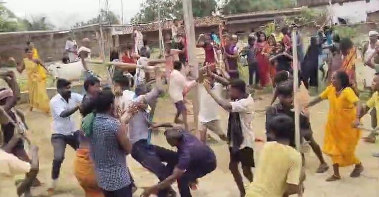 BREAKING: पलामू में रास्ता विवाद को लेकर दो पक्षों में जमकर चले लाठी-डंडे, कई लोग हुए घायल, देखें मारपीट का वीडियो