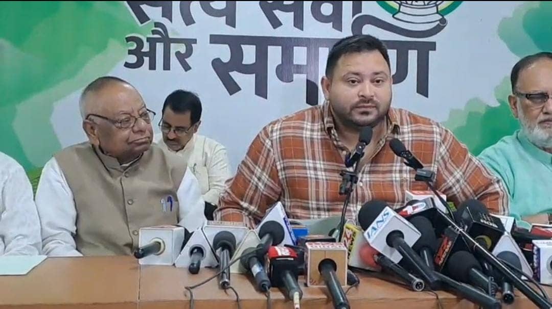 तेजस्वी यादव का आरोप वोट चोरी में चुनाव आयोग की भूमिका, मेयर और उनके देवर के दो-दो ईपिक नंबर, किसके पास करें शिकायत?