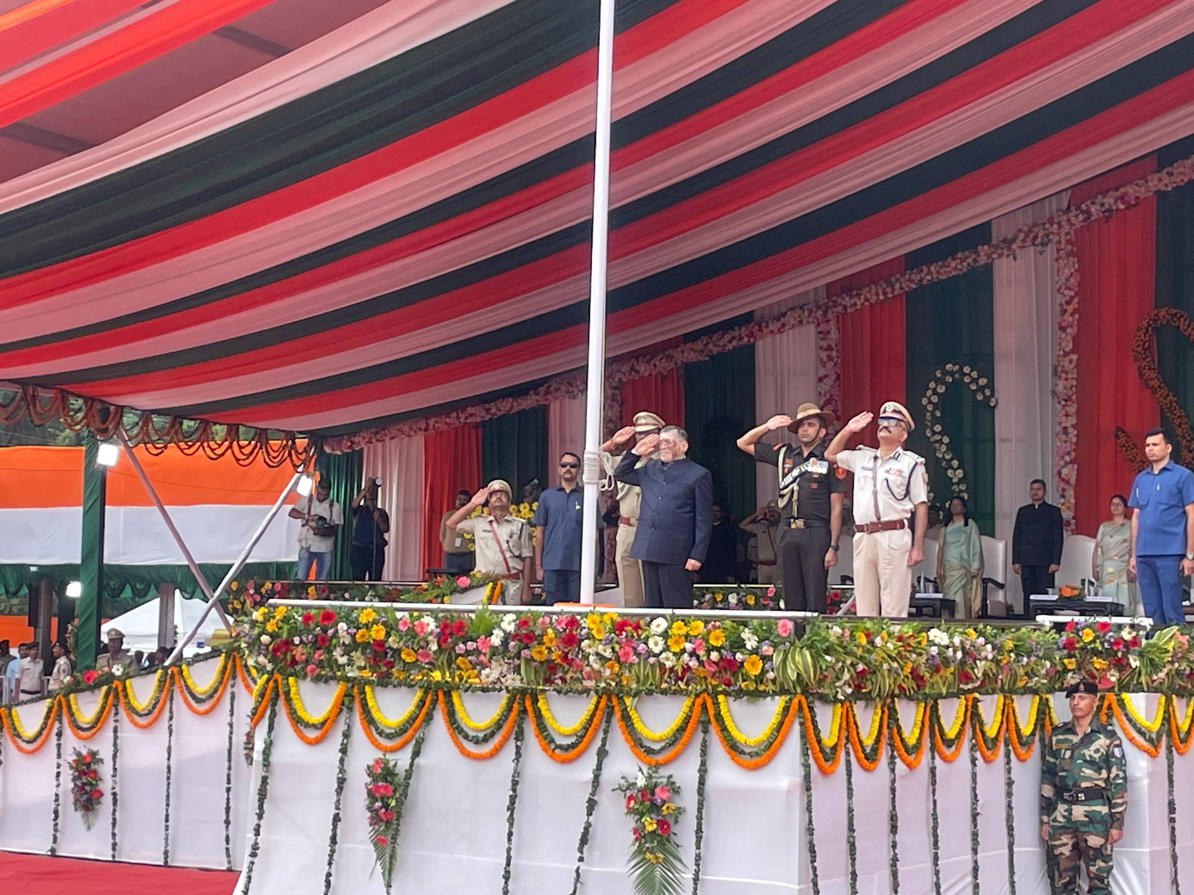 Independence Day: रांची के मोरहाबादी मैदान में राज्यपाल ने किया ध्वजारोहण, परेड की ली सलामी 