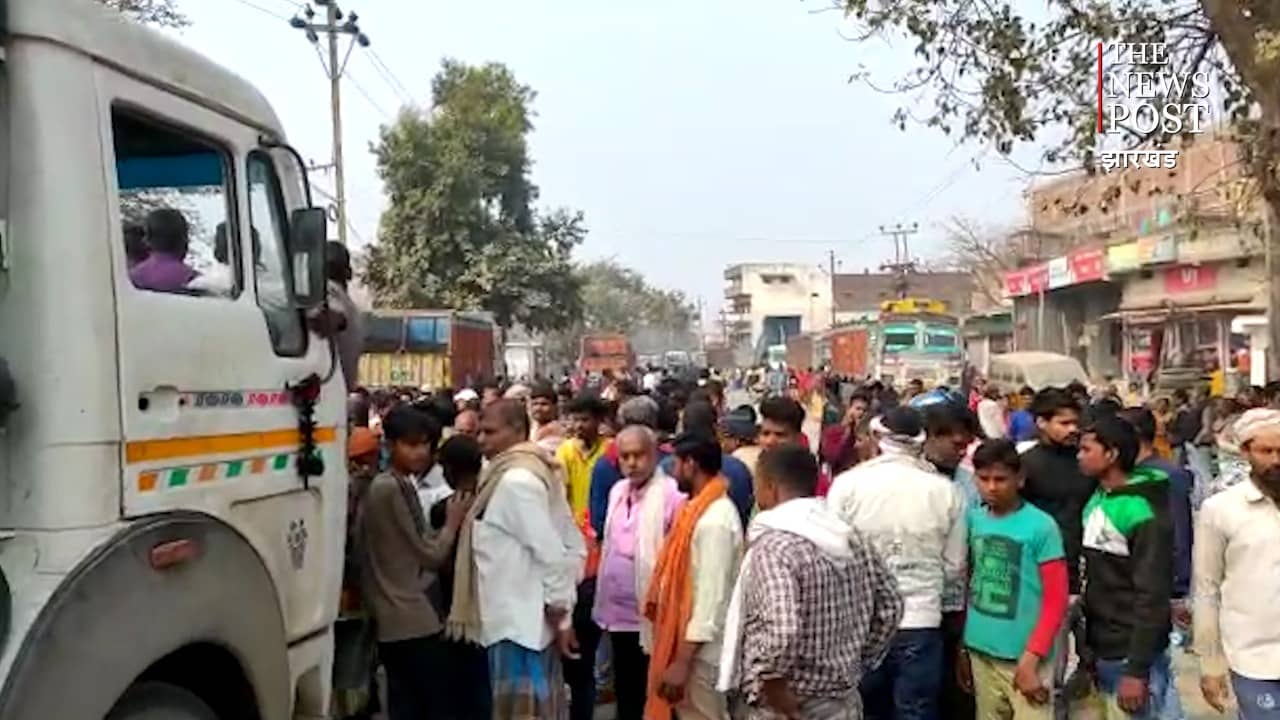 पूजा कर के लौट रही महिला को रौंदते हुए हाइवा ट्रक फरार, आक्रोशित लोगों ने स्टेट हाइवे को किया जाम