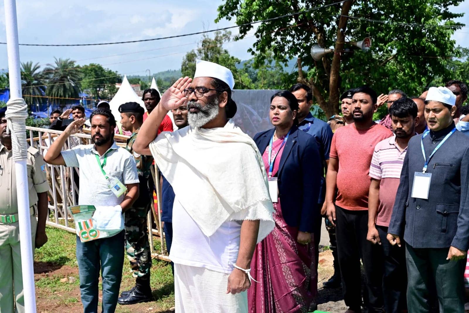 मुख्यमंत्री हेमन्त सोरेन ने अपने पैतृक गांव नेमरा में किया झंडोत्तोलन, राज्यवासियों को स्वतंत्रता दिवस की बधाई