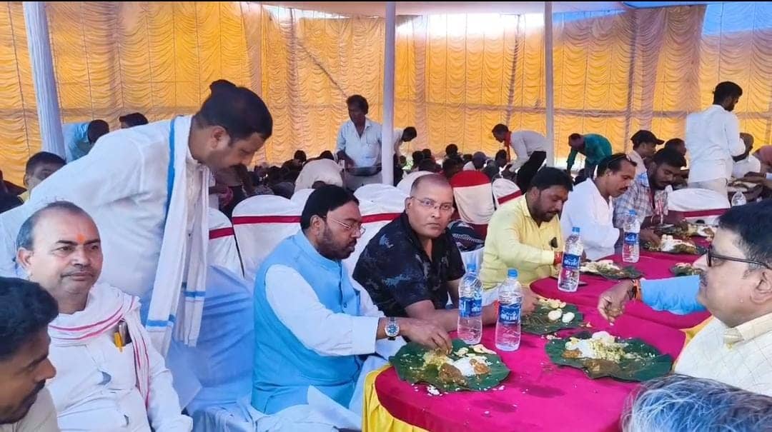 नेमरा ही नहीं देवघर में भी शिबू सोरेन के लिए शांति भोज आयोजित, स्थानीय विधायक सहित हज़ारों लोगों ने ग्रहण किया बारहवां का प्रसाद 