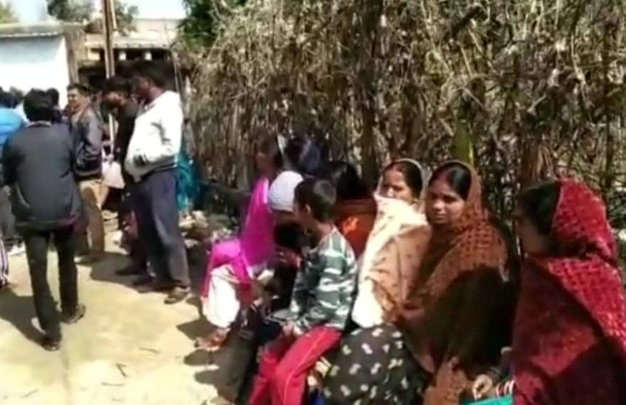 फांसी के फंदे से मां -बेटी का झूलता हुआ शव बरामद, इलाके में सनसनी