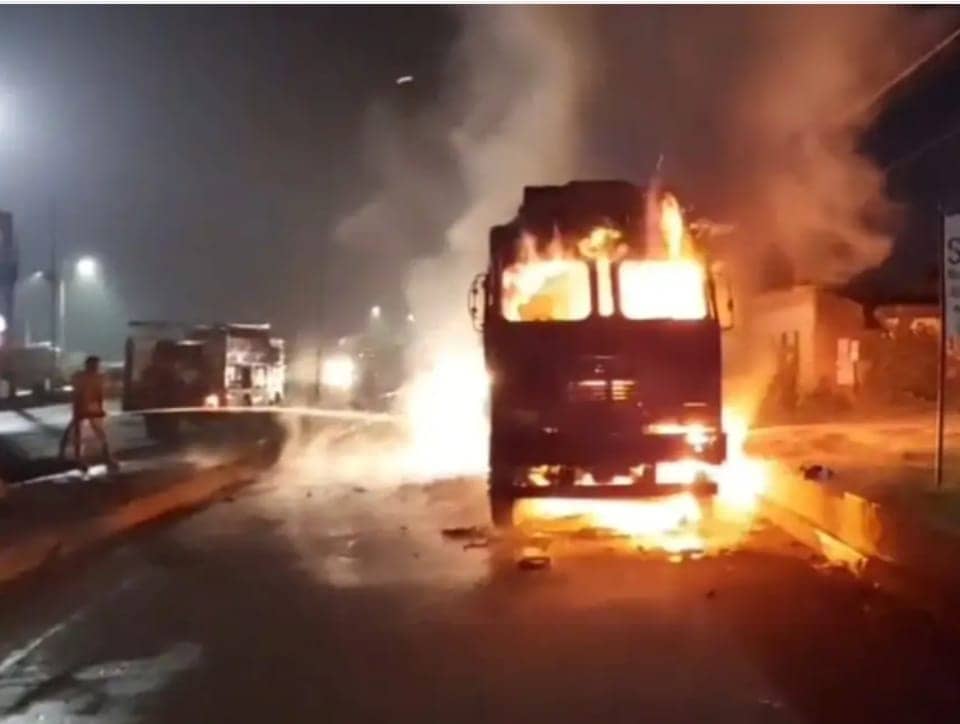 धनबाद के बरवाअड्डा जीटी रोड पर आधी रात के बाद ऐसे धू-धू कर जला कोयला लोड ट्रक !