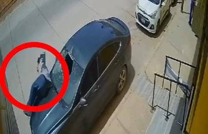 मौत को छुकर टक से वापस आ गया....छत से गिरकर कार में अटका युवक, फिर हुआ कुछ ऐसा कि आँखों पर नहीं होगा विश्वास, देखिए-VIRAL VIDEO