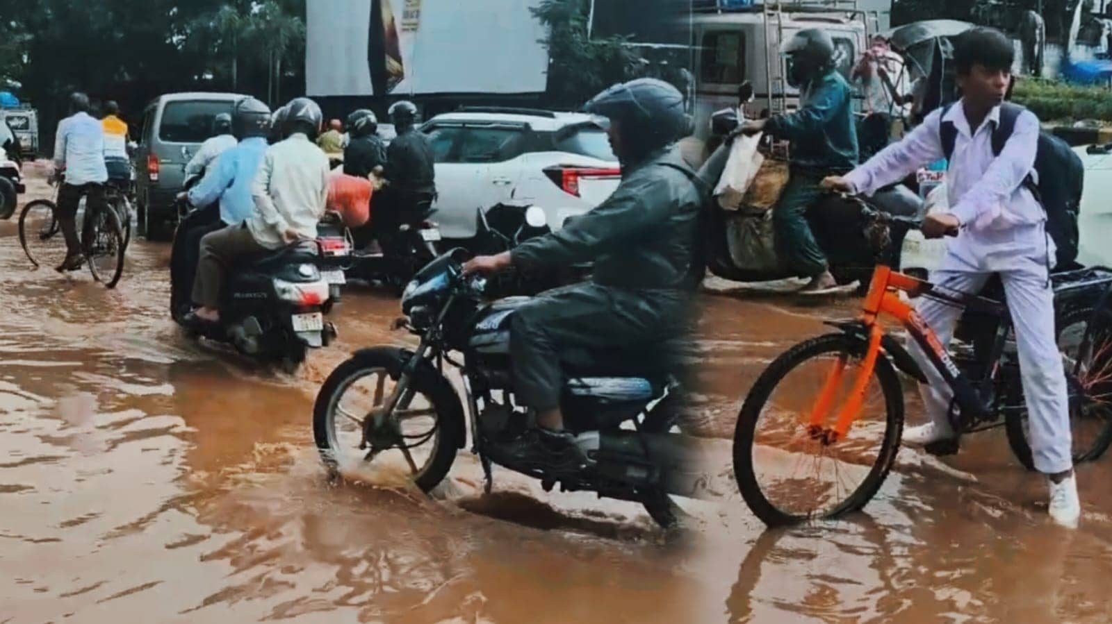 जमशेदपुर में मूसलाधार बारिश ने खोली नगर निगम की पोल, जगह-जगह जलजमाव से लोग हो रहे हैं बेहाल