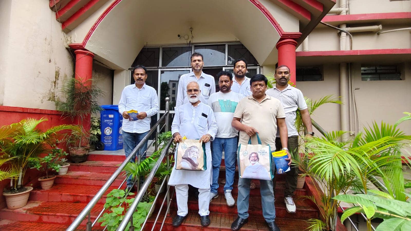 वृद्धा आश्रम में दिशोम गुरु शिबू सोरेन के श्राद्धकर्म का प्रसाद वितरण, झामुमो कार्यकर्ताओं ने दी श्रद्धांजलि