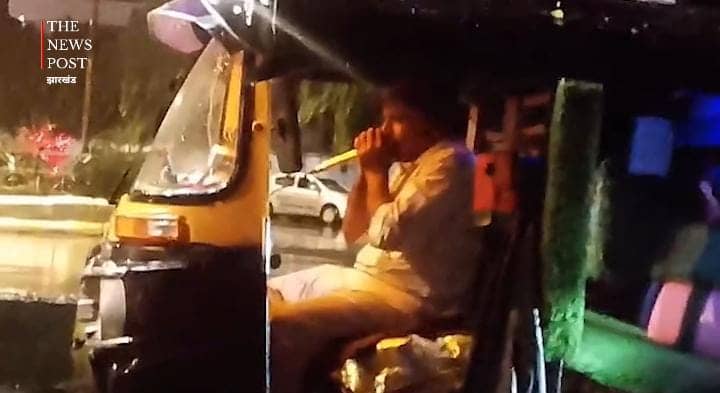 हाय...दिल गार्डेन-गार्डेन हो गया ! ट्रैफिक सिग्नल पर ऑटो चालक ने गाया किशोर दा का ऐसा गाना कि लूट ली महफिल, देखें-VIRAL VIDEO