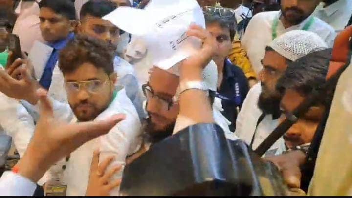 BIHAR:अल्पसंख्यक संवाद कार्यक्रम में हुआ हंगामा, मुख्यमंत्री के सामने लोगों ने की नारेबाजी