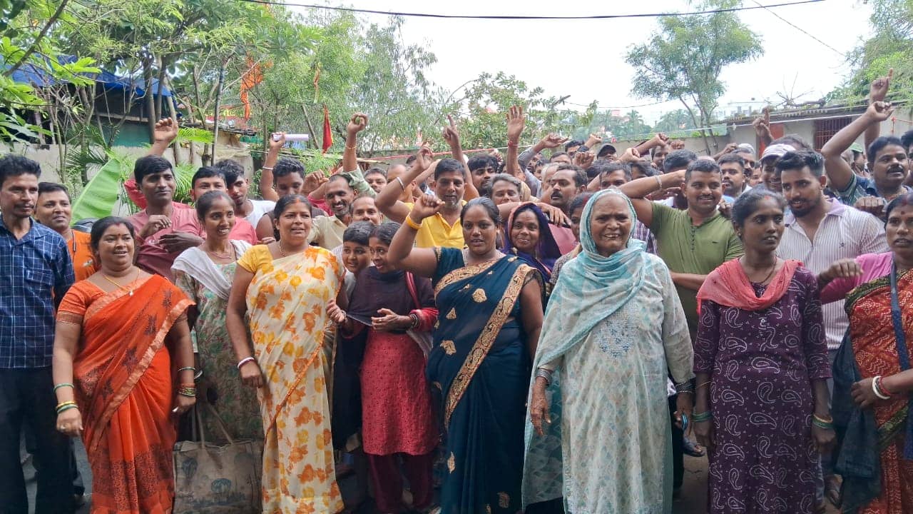 फुटपाथ दुकानदार पर चला बुलडोजर, लोगों ने सड़क पर उतर कर पूछा : गरीब कहां जाए सरकार