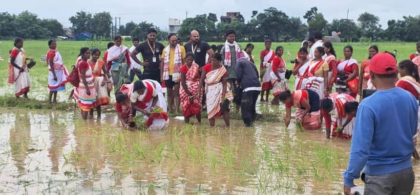 BIG UPDATE: पुलिस के आंसू गैस के गोले दागने के बाद भी नहीं रूके ग्रामीण, RIMS-2 की जमीन पर की धान रोपनी