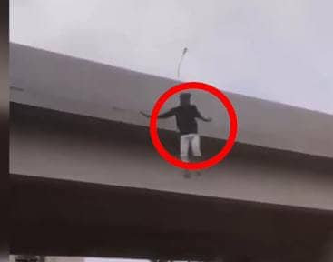 फ्लाईओवर से कूदकर लोगों की नजरों में हीरो बनना चाहता था ये युवक, फिर हुआ कुछ ऐसा कि सहम गए लोग, देखिए -VIRAL VIDEO