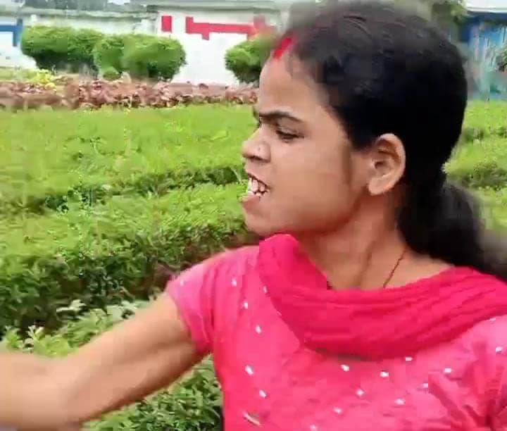 आ गया स्वाद! जमशेदपुर में छेड़खानी कर रहा था ये आदमी, फिर महिलाओं ने ऑटो रुकवाकर कर दिया ये हाल देखें-VIRAL VIDEO