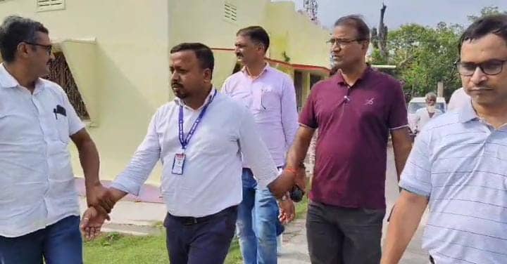 बड़ी खबर: जिला मत्स्य पदाधिकारी एक लाख रिश्वत लेते रंगे हाथ गिरफ्तार, पढ़ें कैसे जाल बिछाकर पकड़ा गया