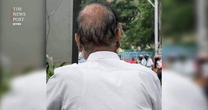 हाय दईया ये क्या देख लिया ! महिलाओं के झुमके पहन कर जब सड़क पर निकले ये चाचा तो भौचक्के रह गए लोग, देखिए-VIRAL VIDEO