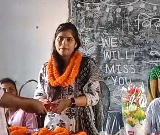 मैम हमें छोड़कर मत जाओ! टीचर की विदाई पर फ़ुट-फ़ुटकर रोने लगे बच्चे,नज़ारा देख भर आया गांव वालों का दिल