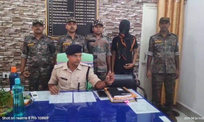 पाकुड़ में ब्राउन शुगर तस्करी का भंडाफोड़: केकेएम कॉलेज के पीछे युवक गिरफ्तार, दूसरा फरार