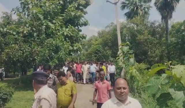 BREAKING : मुख्यमंत्री के जिले में मंत्री और विधायक को लाठी-डंडे लेकर ग्रामीणों ने दौड़ाया, भागकर बचाई जान, बॉडीगार्ड घायल, देखें वीडियो