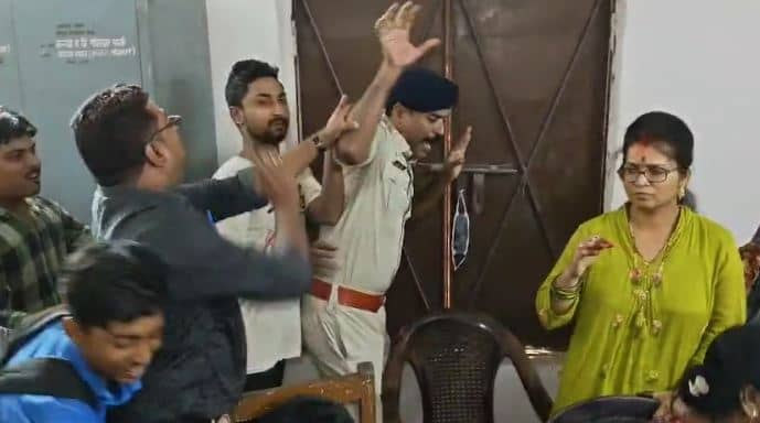 BREAKING: स्कूल के बाथरूम में पांचवी की छात्रा आग से झुलसी, आक्रोशितों ने पुलिस को थप्पड़ जड़ा, क्लासरूम में तोड़फोड़, देखें लाइव वीडियो