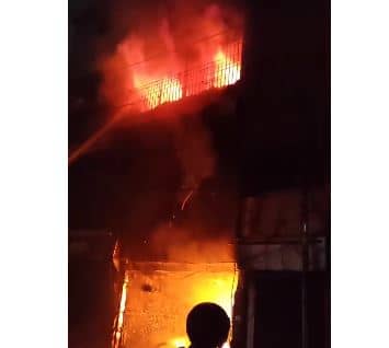 देवघर के कपड़ा दुकान में लगी भीषण आग, कुछ ही मिनटों में लाखों का नुकसान, देखें घटना का भयावह VIDEO