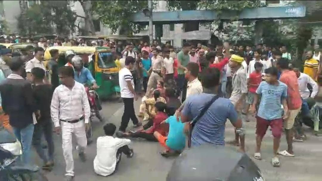 पटना में पांचवी की छात्रा की मौत पर दूसरे दिन भी बवाल, आक्रोशित भीड़ ने पुलिसकर्मी को किया लहूलुहान