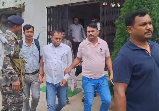 BREAKING : गुमला में ACB की बड़ी कार्रवाई, प्रधान सहायक को 20 हजार घूस लेते रंगे हाथों दबोचा