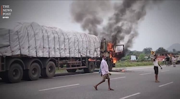 बीच सड़क पर धू-धू कर जलने लगा चावल लोडेड ट्रेलर, इंजन पूरी तरह जलकर हुआ राख़, देखें VIDEO