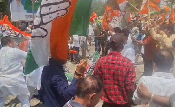 PM पर हुई अभद्र टिप्पणी को लेकर बीजेपी ने पटना मे कांग्रेस दफ़्तर के बाहर किया हंगामा, जमकर हुई मारपीट और पत्थरबाजी