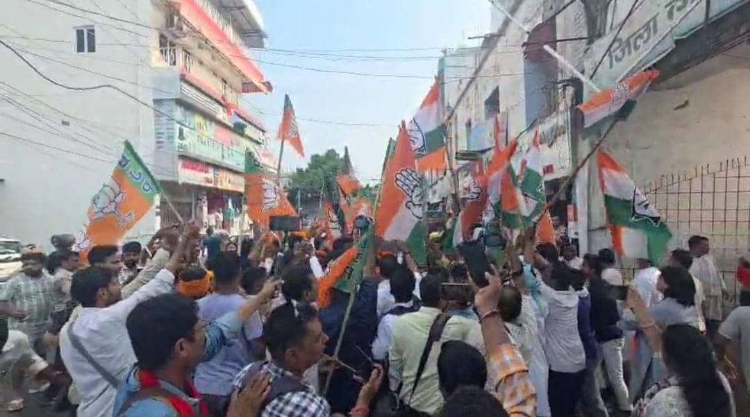 मुजफ्फरपुर में बीजेपी और कांग्रेस समर्थकों में भिड़ंत, कांग्रेस कार्यालय के बाहर हंगामा