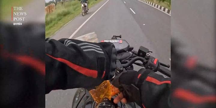 बाप रे! चलती बाइक पर युवक ने किया ऐसा काम की दंग रह गए लोग, आप भी देखिए उसके कारनामे का VIRAL VIDEO