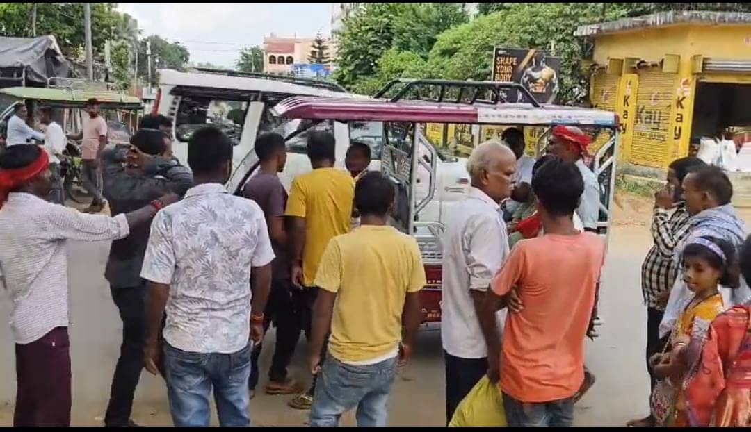 देवघर यातायात पुलिस की मनमानी के खिलाफ टोटो का चक्का जाम, यात्रियों को हो रही है परेशानी