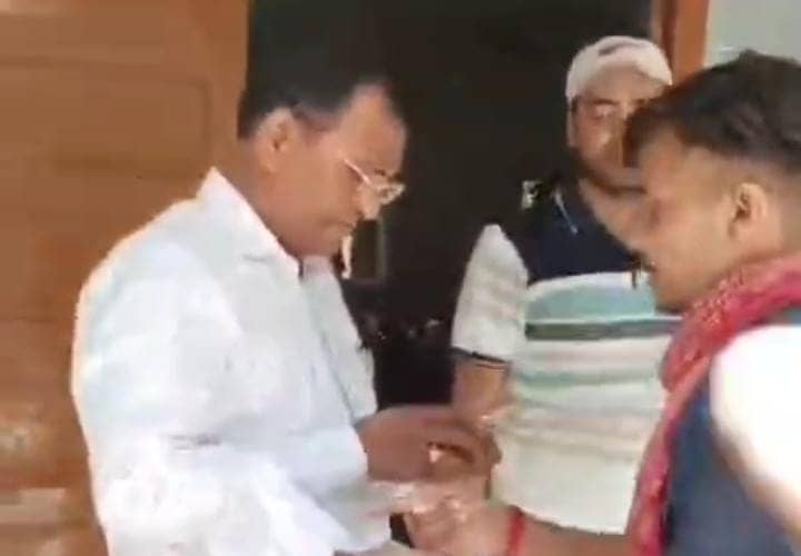 ये सही नहीं है साहब! कैरेक्टर सर्टिफिकेट पर साइन कराने गए छात्रों से BDO ने की मारपीट, फोन भी तोड़ा,देखिए-VIRAL VIDEO 