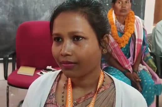 अनपढ़ मां की बेटी बनी गोल्ड मेडलिस्ट, कॉलेज प्रबंधन ने मां-बेटी को किया सम्मानित