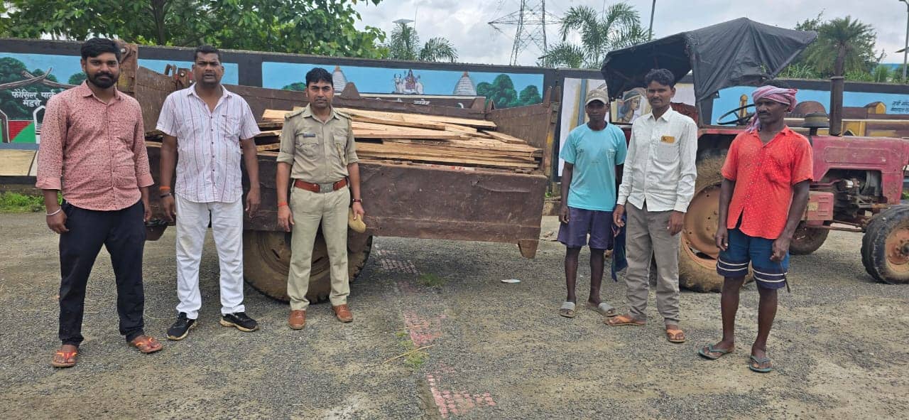 साहिबगंज में वन विभाग की बड़ी कार्रवाई, 110 पीस सिलपत सहित ट्रैक्टर जब्त