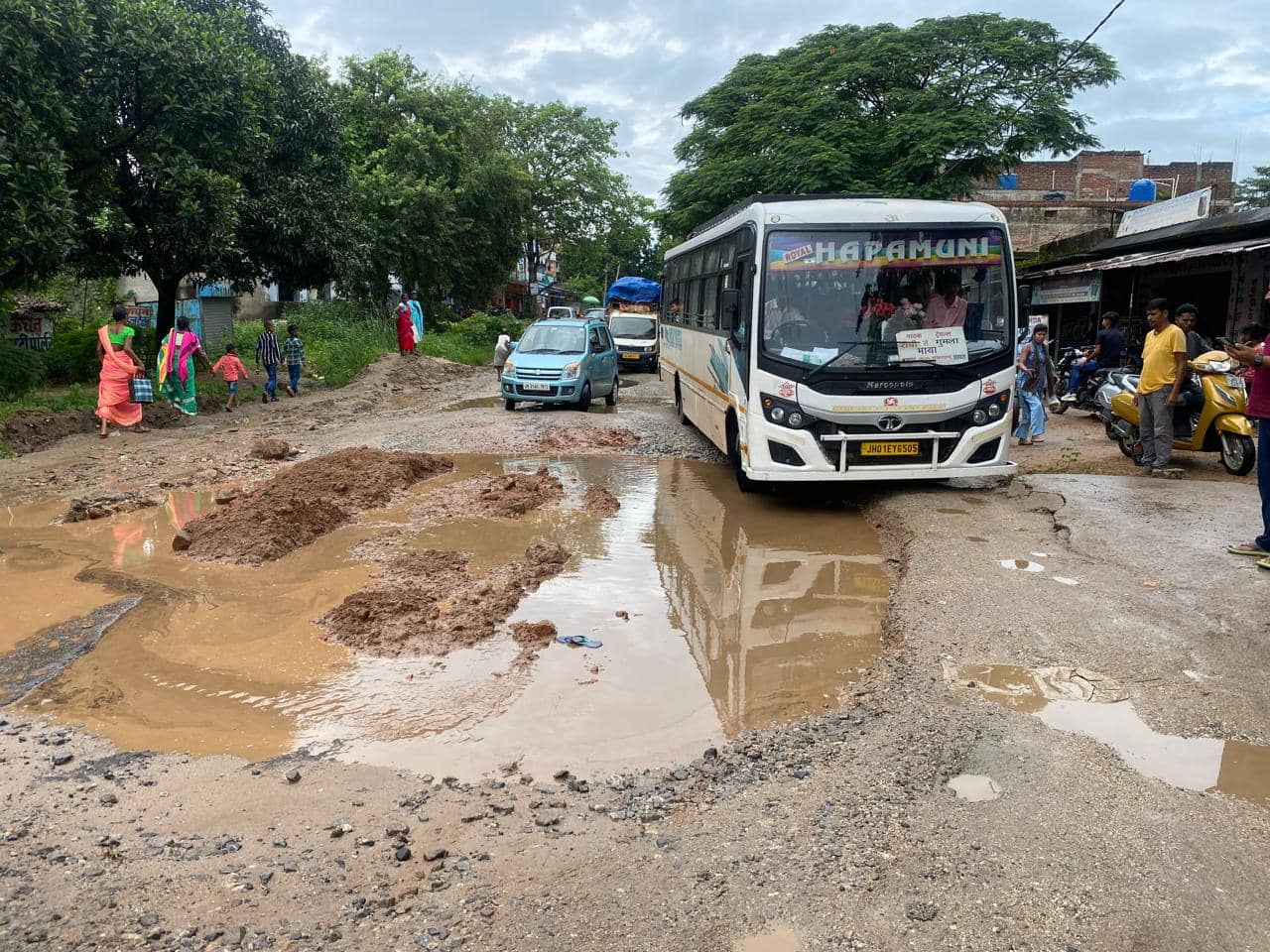 घाघरा-गुमला हाईवे पर मौत का गड्ढा, छोटे बड़े वाहन चालकों को हो रही परेशानी, फिर भी 3 महीने से विभाग बेखबर