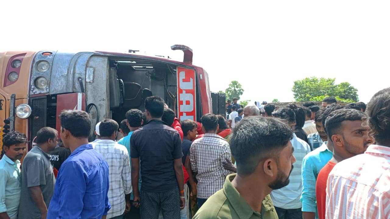 Bus Accident : मोतिहारी में भीषण सड़क हादसा, तेज रफ्तार डबल डेकर बस NH-27 पर पलटी, दो दर्जन यात्री घायल