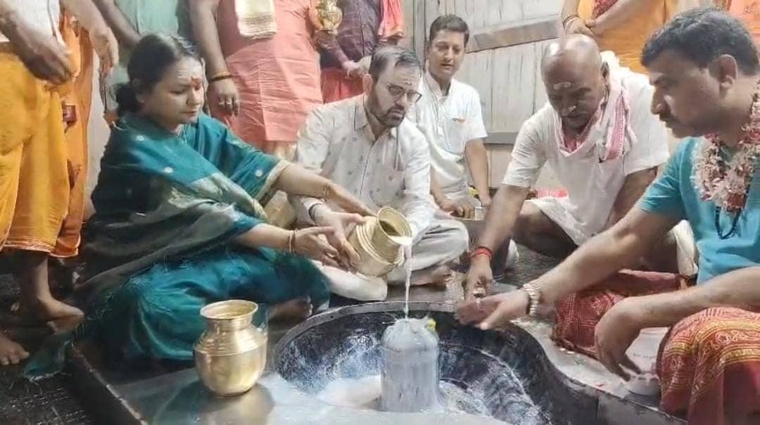 दुमका: मुख्य सचिव ने बासुकीनाथ धाम में की पूजा अर्चना, ग्रामीण क्षेत्र का किया दौरा