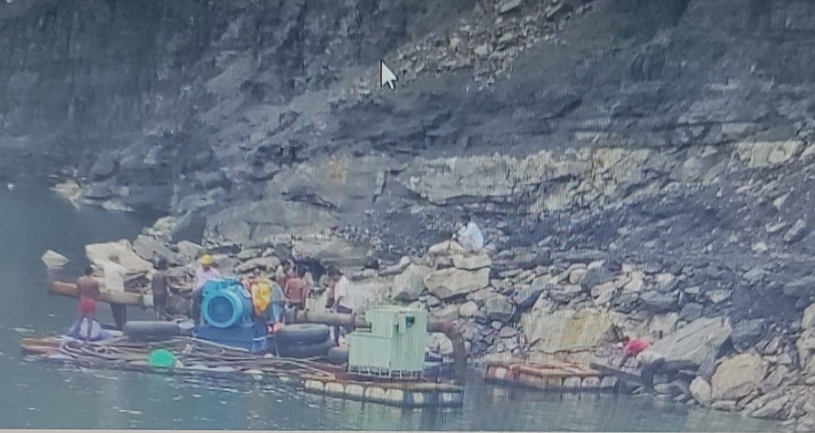 धनबाद के कतरास में बड़ा हादसा : भू स्खलन से खाई में गिरी सर्विस वैन, लापता लोगो की हो रही  खोज