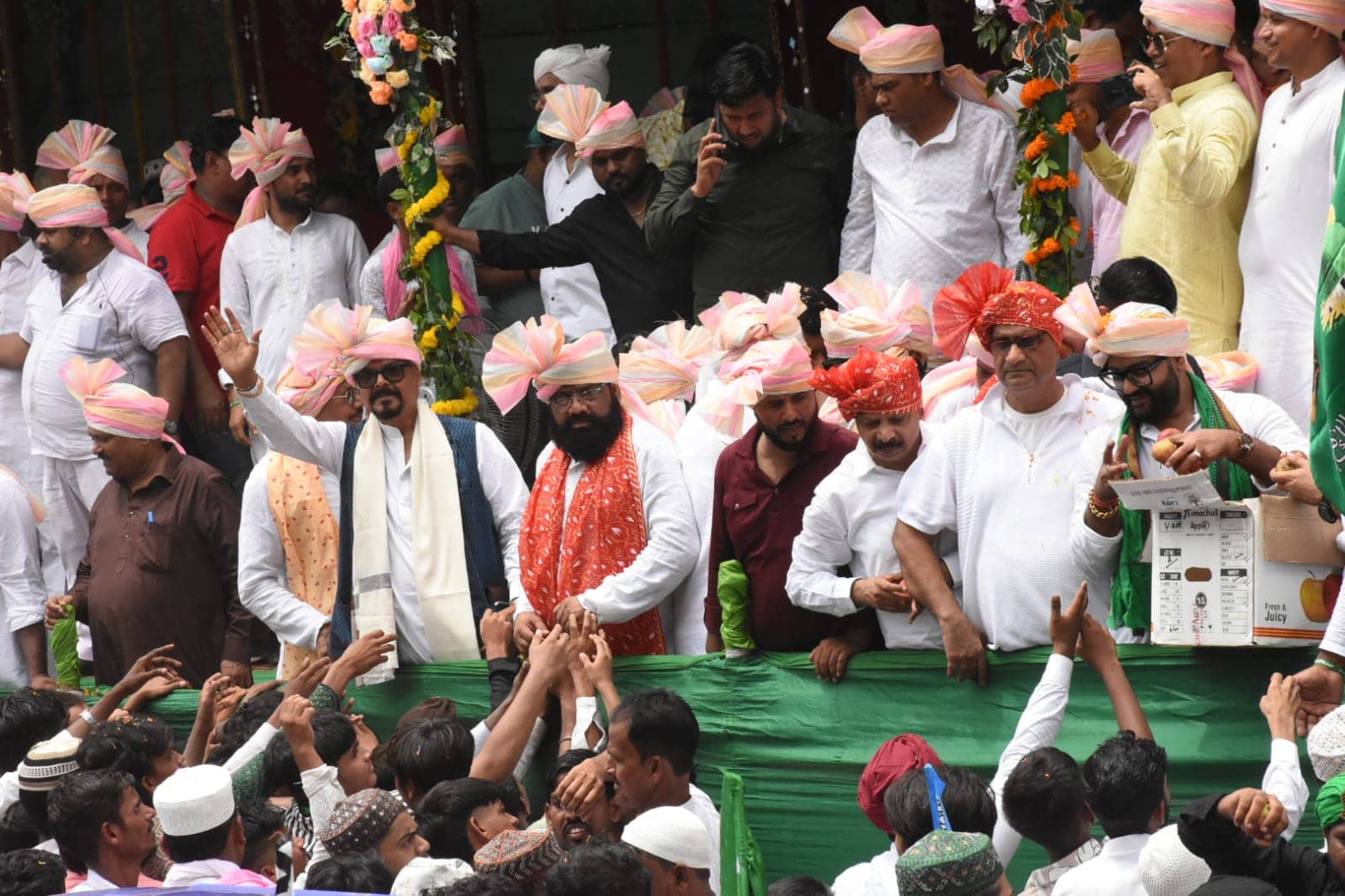 धनबाद में उत्साह से निकला मोहम्मदी जुलूस,पुराना बाजार नौजवान कमेटी सर्वधर्म सम्भाव मंच पर पहुंचे लोग