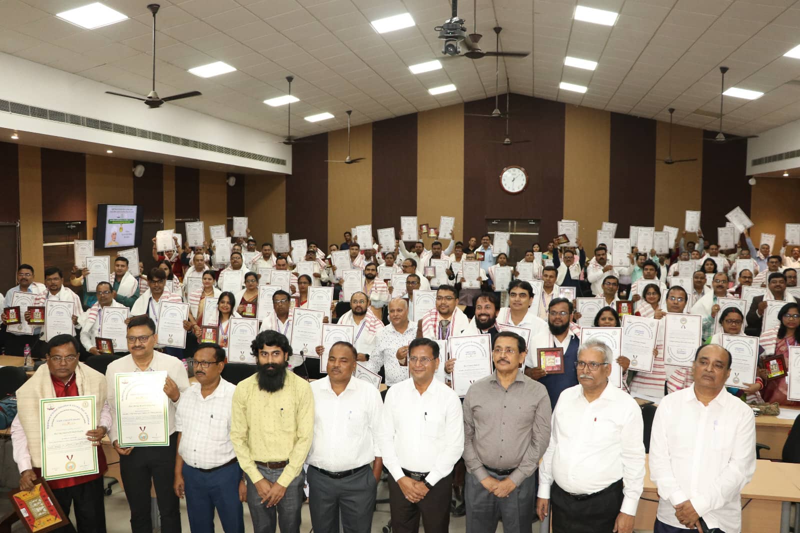 शिक्षक दिवस पर सम्मानित हुए टीचर! निदेशक ने कहा  बच्चे गीली मिट्टी और शिक्षक कुशल कुम्हार की तरह, शिक्षक अपना लक्ष्य स्वयं तय करे  