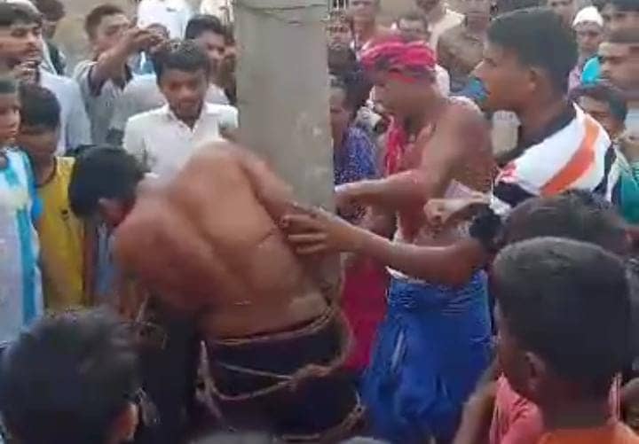 नंगे बदन खंभे से बांधकर बच्चे को पीटते रहे दबंग और तमाशाबीन बने रहे लोग, देखें दिल दहला देने वाला VIDEO
