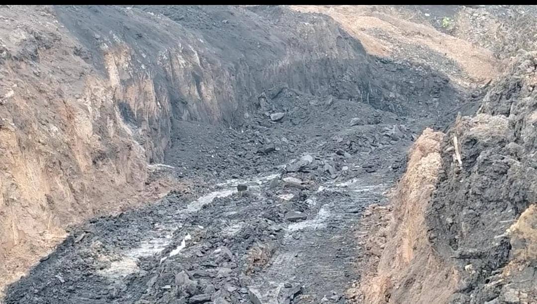 रामगढ़ के हेसला सिरका काजू बागान में बड़े पैमाने पर अवैध कोयला का खेल जारी, नेताओं और माफियाओं के सांठगांठ से चल रहा कारोबार