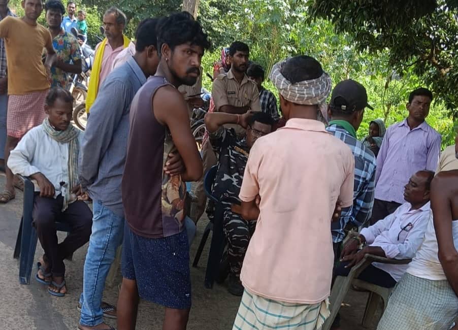 देवघर से बड़ी खबर: खेत मे काम करते वक़्त 220 वोल्ट तार की चपेट में आई महिला की मौत,पति को खिलाड़ियों ने बचाया