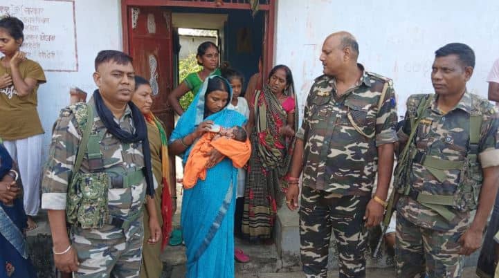 पलामू में मां-बाप ने गरीबी के कारण दूधमुंहे बच्चे को बेचा, सीएम हेमंत ने लिया संज्ञान, प्रशासन ने नवजात को किया मां के हवाले