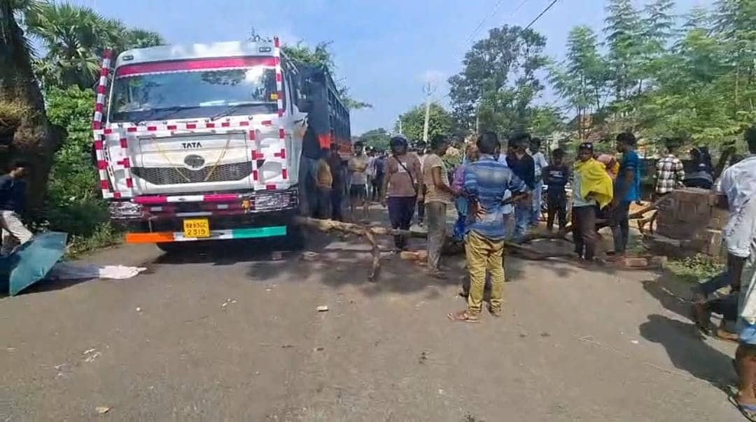 पाकुड़ में दिल दहला देने वाला हादसा, 7 वर्षीय बच्चे की सड़क दुर्घटना में मौत, मुआवजे की मांग पर सड़क जाम